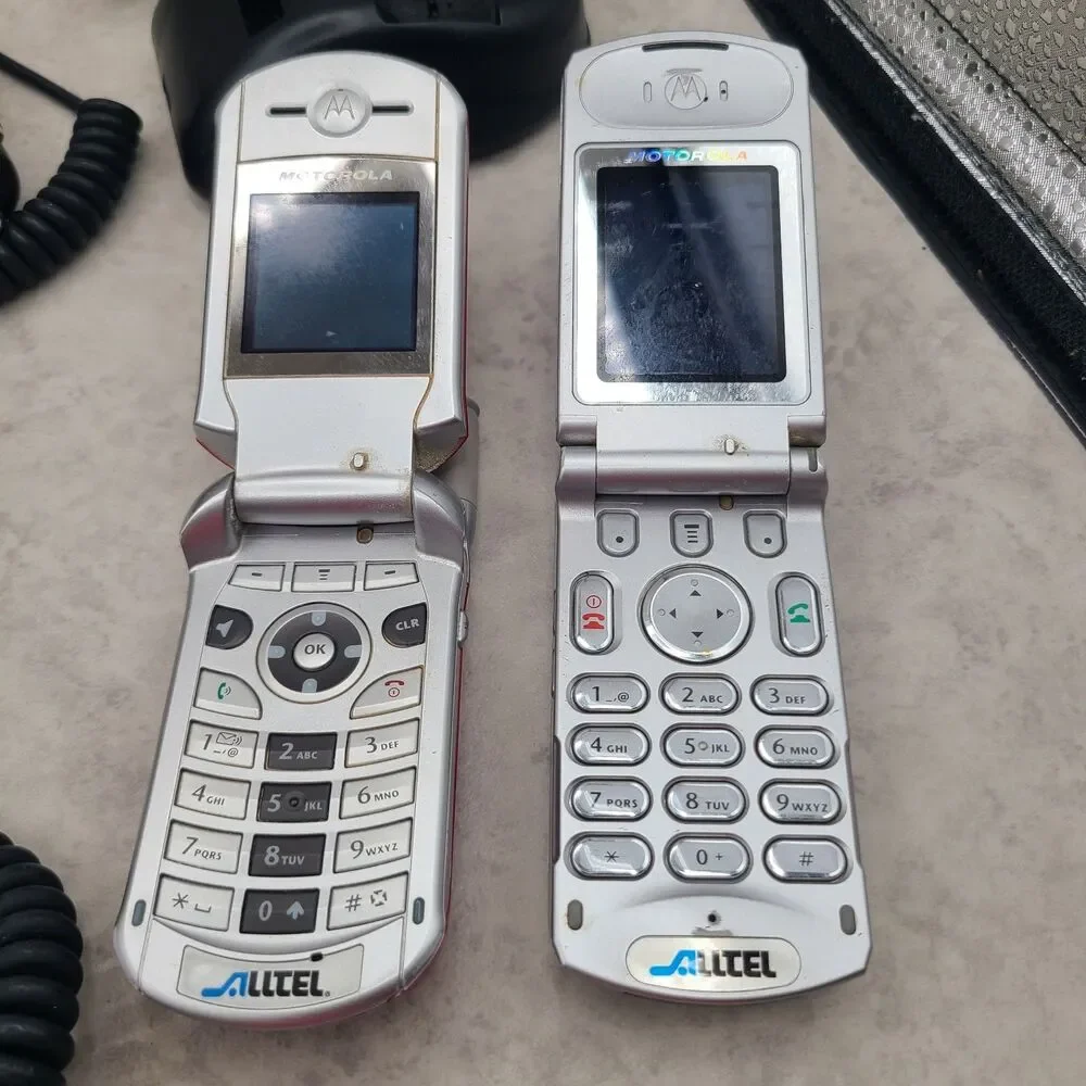 Motorola T720C V262 Flip Phones Lot One Working One For Parts